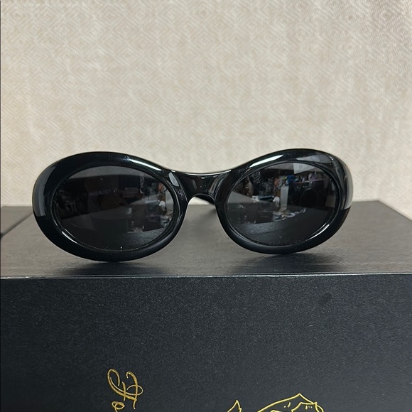 Authentic Gucci GG0061S Oval Black Sunglasses – Trending Y2K/Vintage 90s - Picture 1 of 5